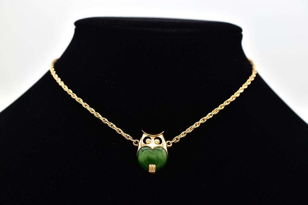 Crown Trifari Vintage Green Cabochon Owl Pendant Necklace Gold Signed 60s BinBM